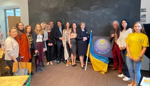 Посол в Угорщині відвідала недільну школу, де навчаються діти з України