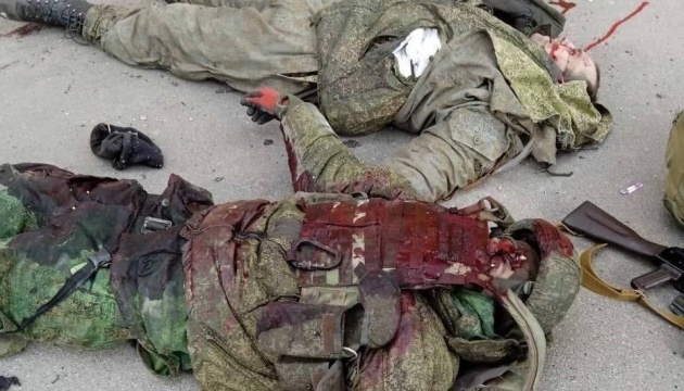 Invasores rusos ya pierden alrededor de 18.500 soldados