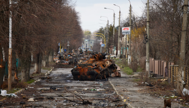 Відновили дорогу та будинки: як відбудовують вулицю Вокзальну в Бучі