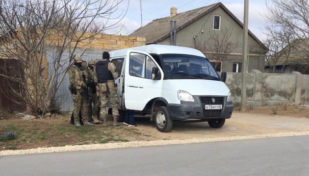 Окупанти забрали кримськотатарського активіста після обшуку в його будинку