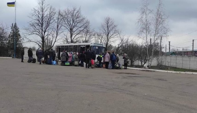 Під обстрілами військ рф із Гірського та Кремінної на Луганщині евакуювали 300 людей 