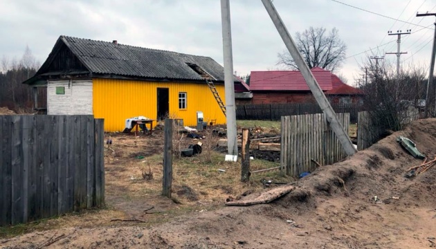 На півночі Житомирщини російські загарбники повибивали вікна і двері в оселях селян