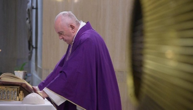 Pope Francis unfurls Ukrainian flag delivered from Bucha