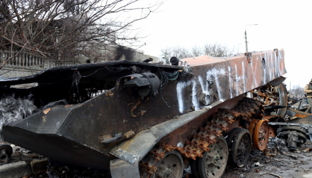 російський загарбник вихваляється, як танком переїхав легковик під Києвом