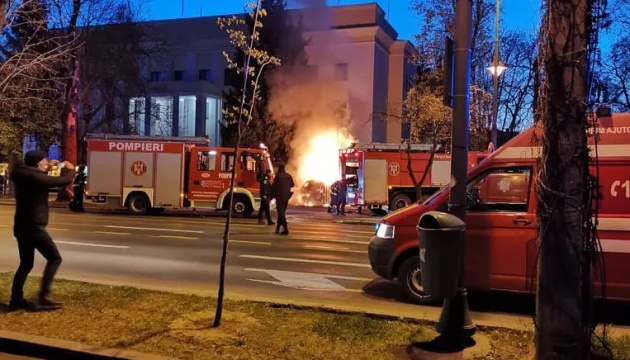 У Бухаресті авто таранило посольство рф, водій загинув внаслідок самопідпалу