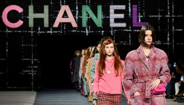 Chanel забороняє продаж предметів розкоші для використання в росії