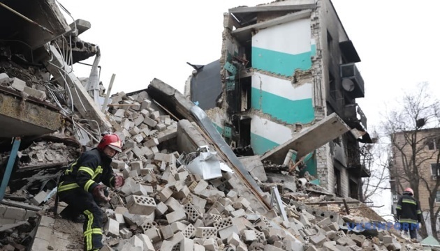 Rescuers start to dismantle debris in Borodianka