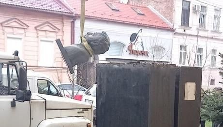 У Мукачеві демонтували пам'ятник Пушкіну