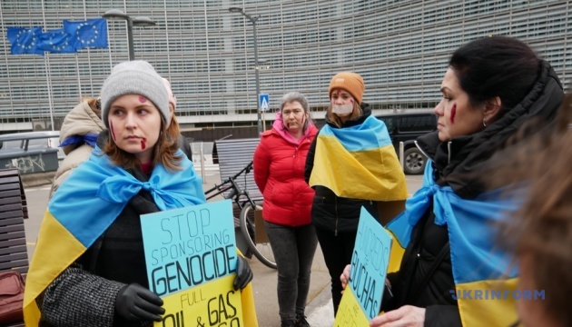У Брюсселі українські активісти вимагали від ЄС припинити імпорт російських нафти та газу