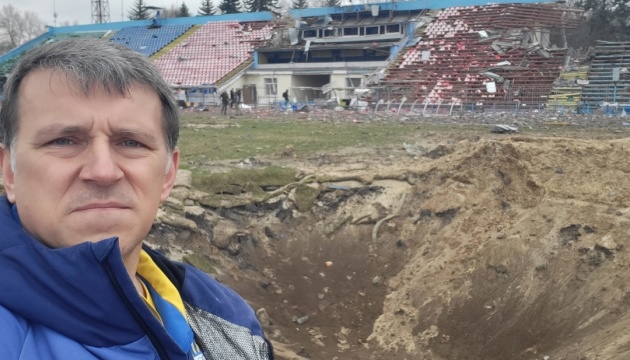 Страшна вирва: снаряд зруйнував стадіон у Чернігові
