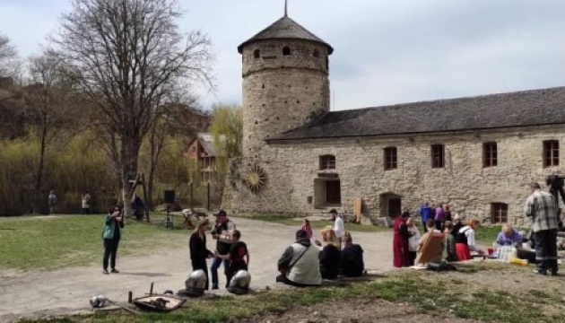 У Кам'янці-Подільському для переселенців проводять екскурсії Руською брамою