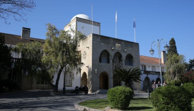 Кіпр анулює паспорти чотирьох наближених до путіна росіян – ЗМІ