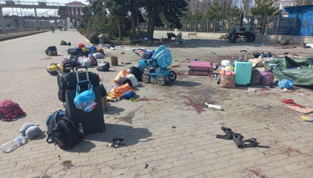 ロシア軍、ウクライナ東部クラマトルシク市の駅をミサイル攻撃　死者３０名以上、負傷者１００名以上