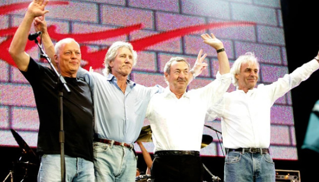Pink Floyd et Andriy Khlyvnyuk, soliste du groupe ukrainien Boombox ont enregistré une chanson en soutien au peuple ukrainien, « Hey, Hey, Rise Up ! »