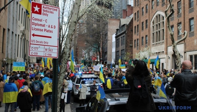 У Нью-Йорку тисячі людей протестували проти воєнних злочинів кремля