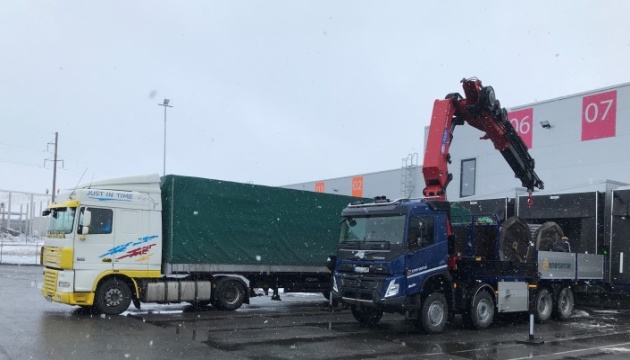 Естонія передала Україні гумдопомогу для відновлення електроліній