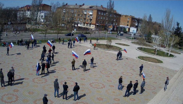 Кілька десятків чоловіків з триколорними ганчірками: у Новій Каховці провалився мітинг росіян