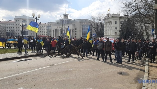 Each participant at high risk: Russian invaders disperse another rally in Kherson