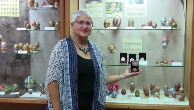  Кошти на допомогу українцям: коломийський музей отримав срібну монету-писанку з Канади 
