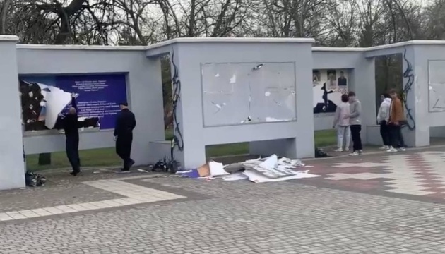 В окупованому Херсоні військові рф знищили меморіал «Слава Україні»