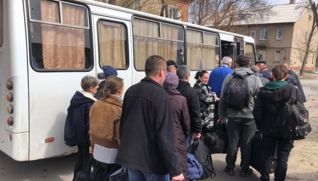 З Луганщини не виїхали ще 70 тисяч людей: Гайдай каже, що евакуація буде і без «режиму тиші»