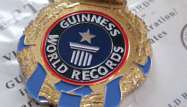 Хмельницький спортсмен-рекордсмен продає медаль, щоб допомогти пораненим бійцям