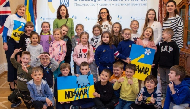 Посольство у Британії відвідали діти з України