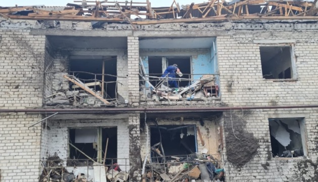 Росіяни завдали ракетного удару по селищу на Донеччині, поранені семеро людей