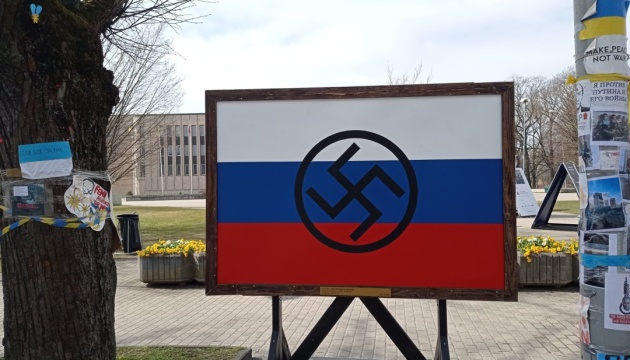 Перед посольством рф у Ризі влаштували інсталяцію проти російських загарбників-мародерів 