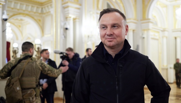 Duda kneels before monument to Ukrainian People’s Republic soldiers