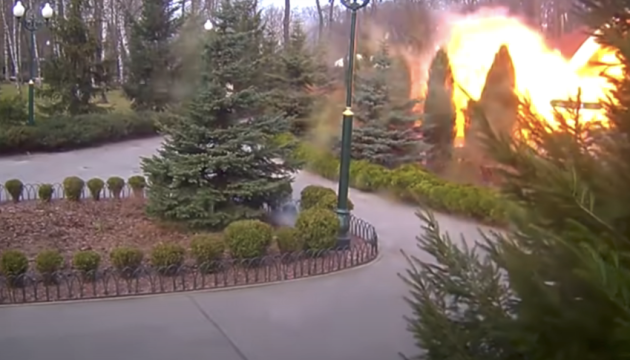 ハルキウ市中心部公園のロシア軍による砲撃の動画公開
