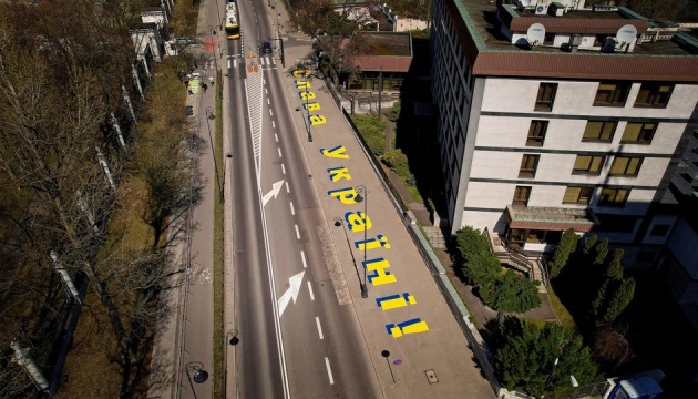Pred ruským veľvyslanectvom vo Varšave sa objavil nápis „Sláva Ukrajine!“.