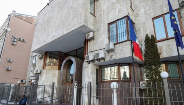 Посольство Франции передало Минздраву Украины 10 тысяч ноутбуков