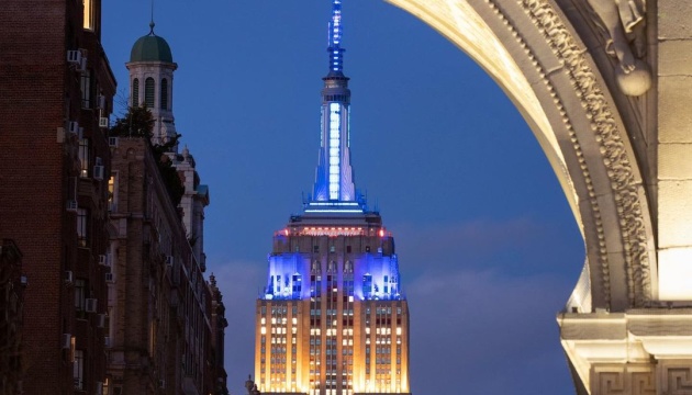 Empire State Building у Нью-Йорку щодня підсвічуватимуть жовто-блакитними кольорами