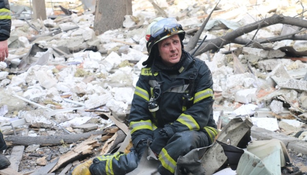 Харківські рятувальники ліквідували масштабну пожежу після ворожого обстрілу