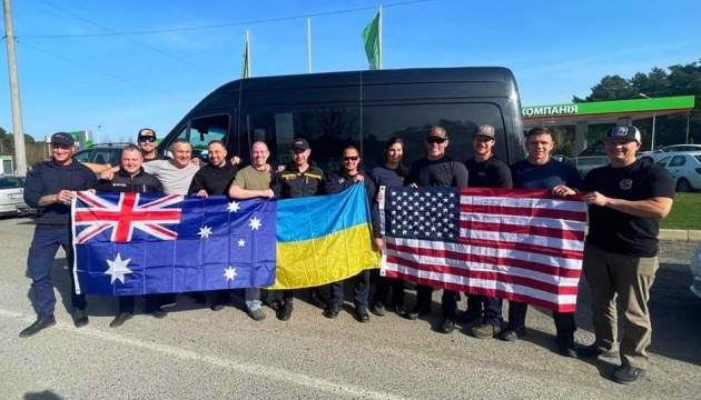 Rescatistas de cuatro países llegan a Ucrania 