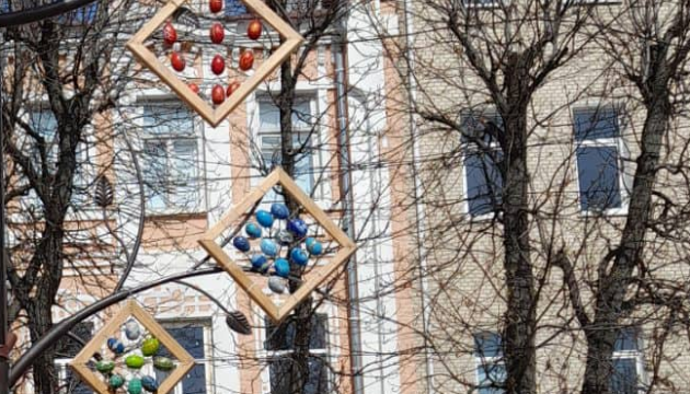 У центрі Хмельницького з'явилися «писанкові дерева»