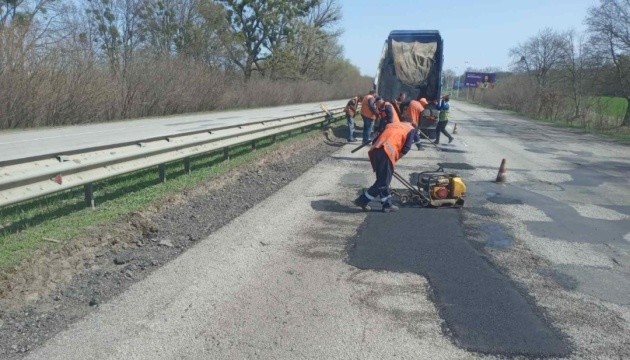 На Харківщині ремонтують дороги, щоб можна було доставляти гуманітарні вантажі
