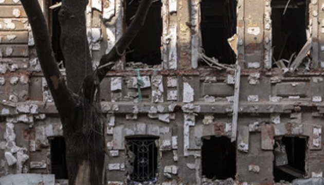 Cinco personas mueren y otras resultan heridas en el bombardeo en Járkiv