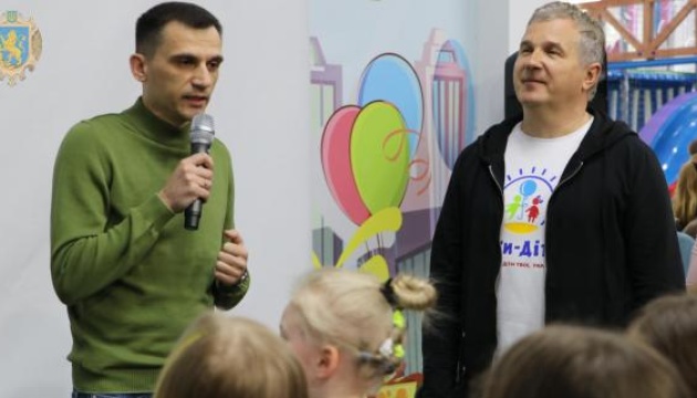 У Львові «Зірковий десант» провів для дітей-переселенців розважальну програму