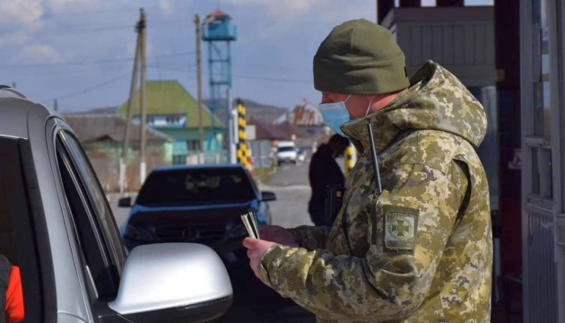 Троє ухилянтів від армії намагались виїхати з України як іноземці