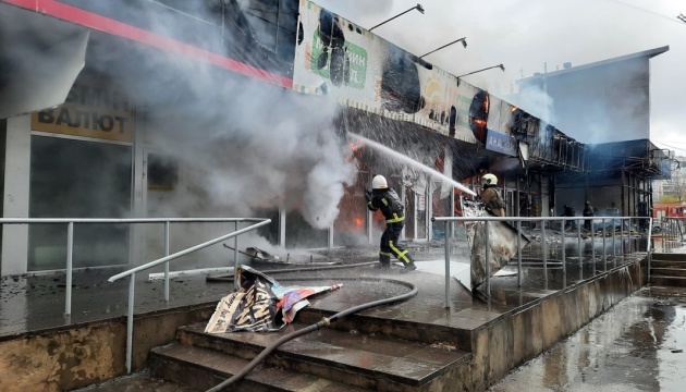 Обстріли Харкова: масштабну пожежу в офісно-торговельній будівлі загасили