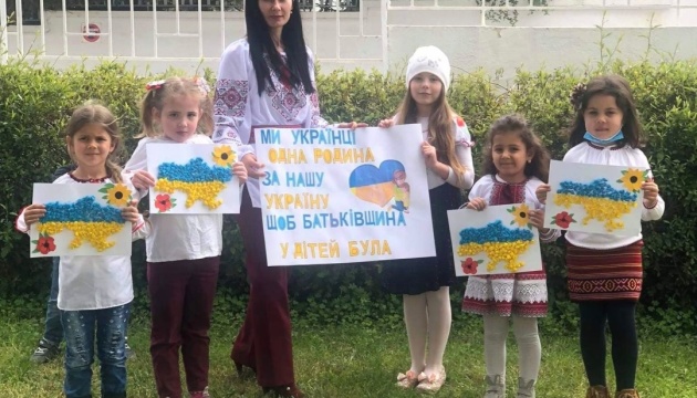 Діти українських суботніх шкіл з кількох країн написали листи захисникам України