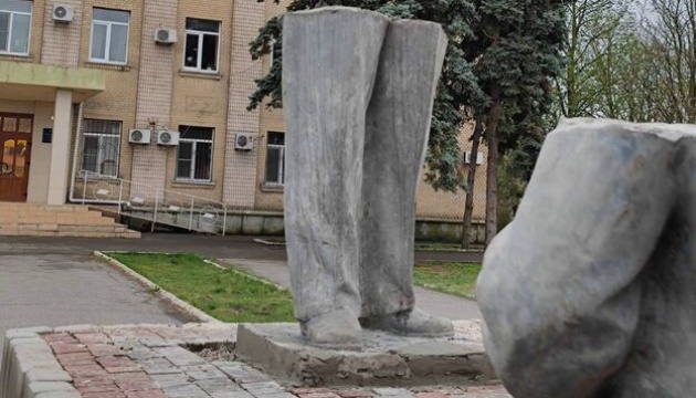 У Генічеську рашисти вивісили радянський прапор і відновили пам'ятник леніну