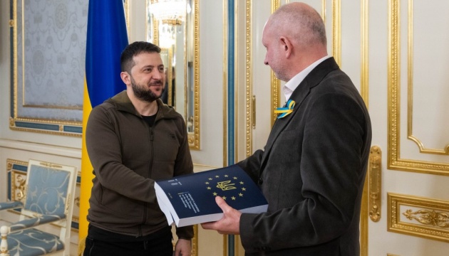 Zelensky entrega a Maasikas un cuestionario de adhesión a la UE rellenado