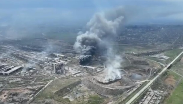 Russen stürmen pausenlos Stahlwerk Asowstahl in Mariupol - Podoljak