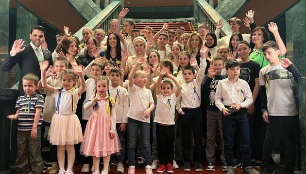 Перша леді Туреччини запросила українських дітей-біженців на традиційний іфтар