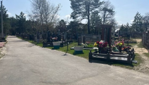 У Харкові через постійні обстріли закрили для відвідин кладовища 