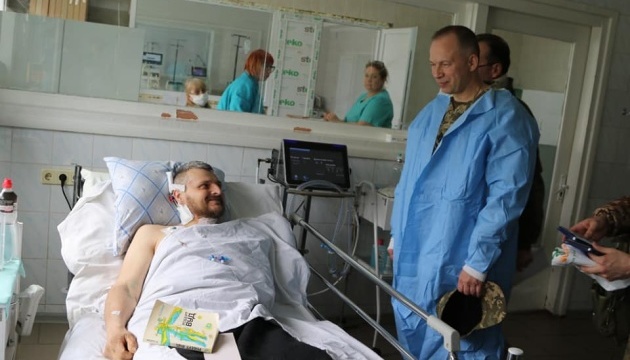 Командувач Сухопутних військ ЗСУ вручив нагороди пораненим воїнам у госпіталі в Одесі