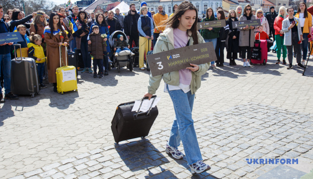  В Ужгороді провели марш із валізами на підтримку вимушених переселенців